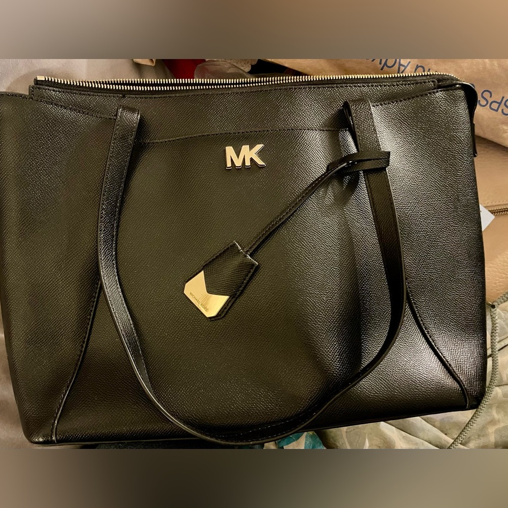 NWT!!!!! Michael Kors Medium Maddie Black Tote with Gold Accents NO CALLOUTS!